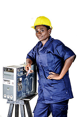 포토 JPG 해외이미지 응시 유니폼 한명 서기 미소 사람 노란색 헬멧 먼지 지능 해외202004 해외포토 1 시선 옷 컬러 모션 표정 보호장비 파일형식 이미지허브