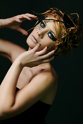 포토 JPG 해외이미지 백인 응시 여자 컨셉 검은배경 실내 무표정 한명 손짓 상반신 성인 옆모습 신비 페이스페인팅 성인여자한명만 해외202004 해외포토 서양인 1 시선 감정 뷰포인트 백그라운드 모션 표정 사람 내부 검은색 여자한명만 성인여자만 파일형식 이미지허브