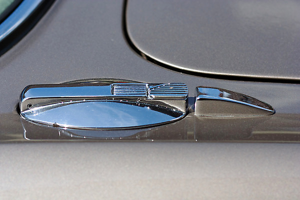 포토 JPG 해외이미지 응시 유럽 도로 스포츠 교통시설 자동차 거리 사람없음 내부 빨간색 파란색 빛 금속 검은색 미국 운전 수확 골동품 관찰 시간 바퀴 클래식 고급 전시회 향수 오픈카 속도 복고 과거 엔진 모터 베른 섬광 옛날 자동 회복 해외202004 해외포토 시선 나라 길 육상교통 컬러 교통 컨셉 북아메리카 농업 모션 승용차 재질 화장품 전시 스위스 시설 파일형식 이미지허브