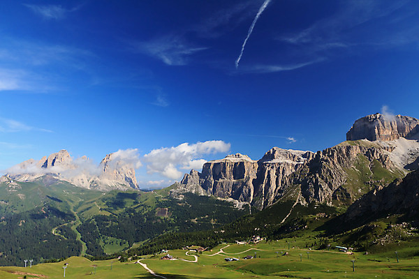포토 JPG 해외이미지 구름 길 여행 자연 하늘 산 파노라마 풍경 사람없음 초록색 여름 파란색 계곡 맑음 이탈리아 하이킹 그룹 고도 알프스 해외202004 해외포토 자연요소 계절 유럽 컬러 레저 날씨 촬영기법 생태계 파일형식 이미지허브