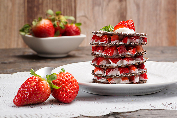 포토 JPG 해외이미지 접시 딸기 실내 사람없음 쌓기 민트 와플 나무탁자 테이블매트 해외202004 해외포토 식기 과일 모션 탁자 디저트 내부 식탁보 허브 파일형식 이미지허브