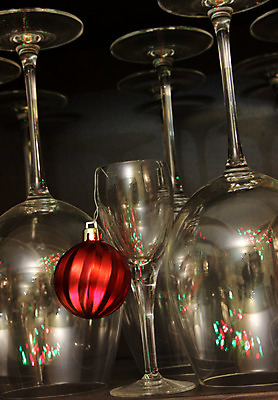 포토 JPG 해외이미지 안경 음료 크리스마스장식 크리스마스 응원 유리 휴가 기념 주류 매달리기 사람없음 가로 빨간색 빛 반사 장식볼 건배 해외202004 해외포토 잡화 기념일 컬러 모션 재질 장식 파일형식 이미지허브