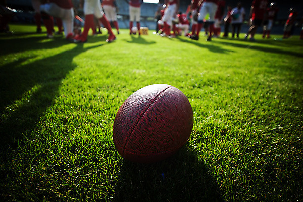 포토 JPG 해외이미지 직업 전통 계절 스포츠 백그라운드 공 사람없음 달리기 갈색 축구 어둠 경쟁 경기장 장비 가을 게임 깃발 우승 사발 던지기 심판 바느질 가죽 가득함 묘사 질감 점수 통과 때리기 분실 승자 어려움 울퉁불퉁 착륙 쿼터백 플레이어 해외202004 해외포토 컬러 컨셉 스포츠시설 모션 놀이 구기 최고 사기그릇 파일형식 이미지허브