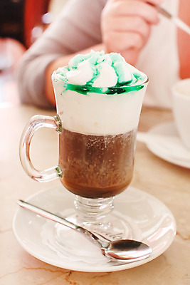 포토 JPG 해외이미지 커피 음료 탁자 아침 사람없음 장식 컵 초록색 갈색 초콜릿 숟가락 거품 카페 우유 머그컵 뜨거움 액체 달콤 아침식사 민트 크림 시럽 에스프레소 모카 카페인 해외202004 해외포토 주간 식기 컬러 가구 디저트 유제품 수저 상점 식사 맛 허브 파일형식 이미지허브