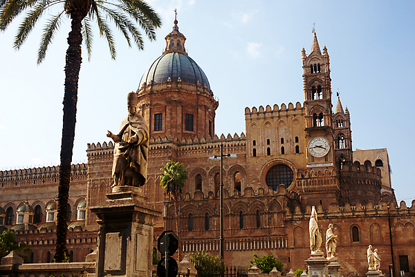 포토 JPG 해외이미지 유럽 종교 조각 건축양식 손바닥 사람없음 조각상 성당 교회 탑 이탈리아 얼룩 영혼 역사 스페인 재산 천장 정사각형 천연기념물 옛날 정문 스타일 해외202004 해외포토 도형 건축물 손 건축 나라 종교건축 건물 금융 조형물 문 파일형식 이미지허브