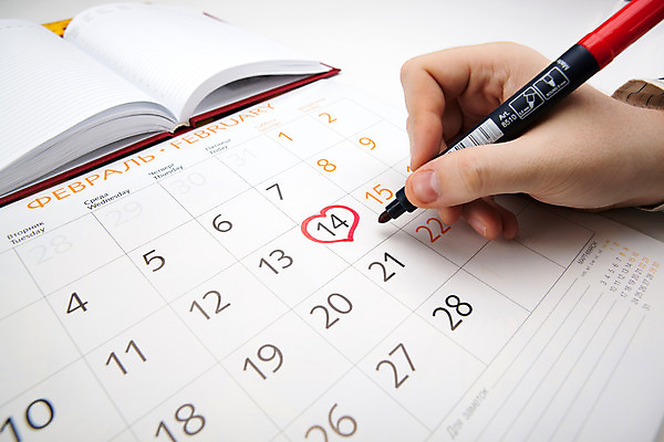 포토 JPG 해외이미지 직업 손 비즈니스 표시 노동자 사람없음 빨간색 코트 달력 흰색 기록 업무 비즈니스맨 날짜 계획 시트 2월 해외202004 해외포토 남자 컬러 컨셉 신체부위 외투 작업 직장인 파일형식 이미지허브