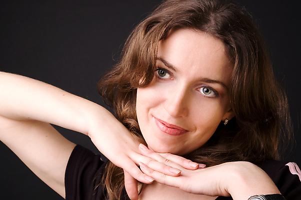 포토 JPG 해외이미지 백인 모델 여자 얼굴 포즈 백그라운드 한명 사람 성인 유행 검은색 화려 피부 입술 노려봄 해외202004 해외포토 서양인 1 컬러 컨셉 표정 신체부위 파일형식 이미지허브