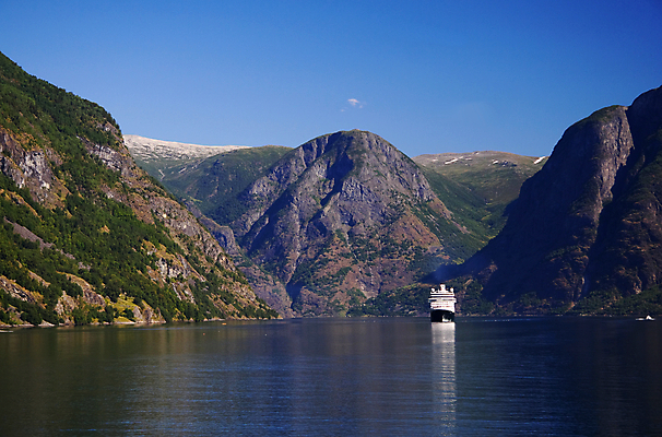 포토 JPG 해외이미지 구름 유럽 호수 바다 여행 자연 하늘 휴가 휴식 산 항해 노르웨이 풍경 사람없음 물 여름 파란색 세계 반사 평화 흰색 보트 재산 고급 큼 크루즈 은퇴 갑판 함선 승객 북쪽 스칸디나비아 해외202004 해외포토 자연요소 계절 나라 컬러 컨셉 배_교통 금융 크기 방향 생태계 파일형식 이미지허브