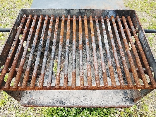 포토 JPG 해외이미지 공원 날씨 사람없음 갈색 금속 바 구멍 그릴 바비큐 굽기 부식 해외202004 해외포토 공공시설 음식 컬러 재질 주방용품 구이 파일형식 이미지허브