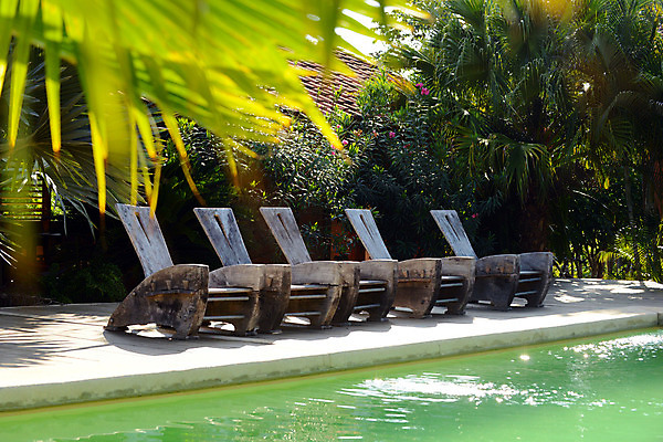 포토 JPG 해외이미지 의자 호텔 휴가 휴식 수영장 사람없음 야외 목재 여름 고급 당구 휴양지 장면 해외202004 해외포토 나무 계절 가구 컨셉 재료 숙소 구기 장소 파일형식 이미지허브