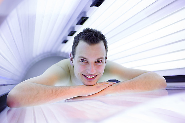 포토 JPG 해외이미지 남자 한명 상반신 성인 선탠 꾸미기 자기관리 태닝기계 성인남자한명만 그루밍족 해외202004 해외포토 1 사람 뷰티 기계 남자한명만 성인남자만 파일형식 이미지허브