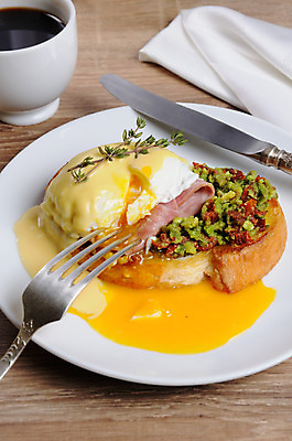 포토 JPG 해외이미지 접시 커피 포크 식탁 사람없음 계란 나이프 바게트 커피잔 허브 과카몰리 나무탁자 에그베네딕트 해외202004 해외포토 식물 식기 음료 빵 탁자 잔 샌드위치 알 소스_음식 칼 파일형식 이미지허브