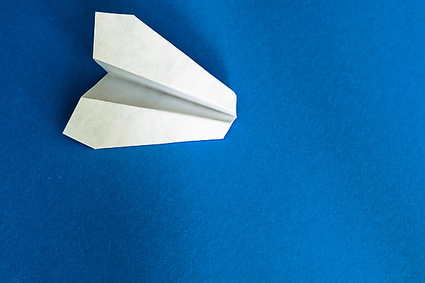 포토 JPG 해외이미지 종이 실내 사람없음 한개 종이비행기 파란배경 해외202004 해외포토 1 백그라운드 내부 파란색 종이접기 파일형식 이미지허브