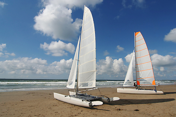 포토 JPG 해외이미지 구름 모래 스포츠 바다 요트 자연 하늘 휴가 항해 사람없음 야외 여름 수상스포츠 보트 서핑 네덜란드 수평선 해외202004 해외포토 자연요소 계절 유럽 배_교통 생태계 파일형식 이미지허브
