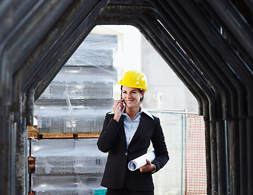 포토 JPG 해외이미지 백인 직업 1 여자 행복 유럽 통신 모바일 대화 한명 미소 사람 성인 야외 30대 스마트폰 노란색 외침 듣기 건설현장 올려보기 잡기 업무 작업 비즈니스우먼 엔지니어 계획 안전모 헬멧 건축가 땅 두루마리 전화기 옷입기 청사진 발판 프로젝트 해외202004 해외포토 서양인 감정 나라 컬러 컨셉 비즈니스 모션 건설업 표정 말하기 장년 핸드폰 스마트기기 소리 직장인 기술자 안전장비 보호장비 파일형식 이미지허브