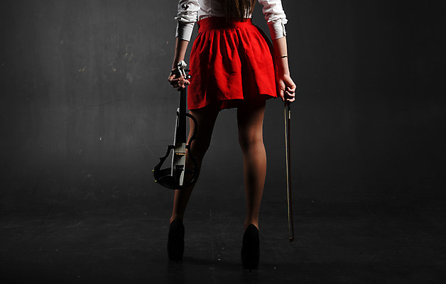 포토 JPG 해외이미지 여자 음악 신발 놀이 미술 한명 서기 취미 숫자 갈색 유행 검은색 소리 음악가 기구 큼 유혹 날씬함 바이올린 바이올리니스트 해외202004 해외포토 직업 문자 1 컬러 컨셉 모션 현악기 문화예술 사람 연주자 크기 몸매 파일형식 이미지허브