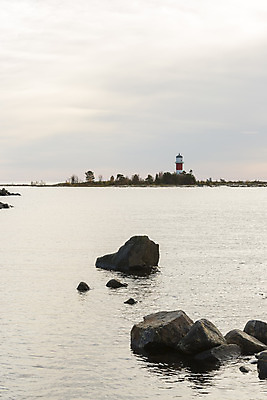 포토 JPG 해외이미지 나무 구름 바다 하늘 스웨덴 풍경 사람없음 빨간색 회색 가을 바위 암초 북쪽 해외202004 해외포토 자연요소 식물 계절 컬러 북유럽 돌_바위 방향 파일형식 이미지허브