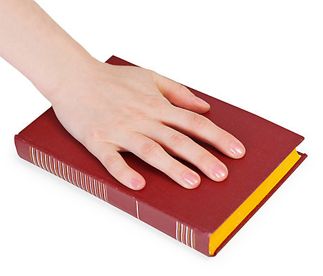 포토 JPG 해외이미지 1 손 여자 손가락 손바닥 사람없음 책 성경 흰색 닫기 자르기 오브젝트 교과서 고립 헌법 해외202004 해외포토 컬러 종교용품 모션 교재 사람 신체부위 법 파일형식 이미지허브