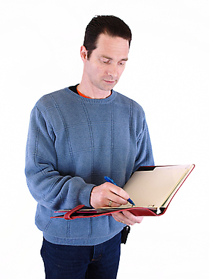 포토 JPG 해외이미지 백인 남자 결혼 비즈니스 노동자 한명 사람 성인 파란색 펜 공책 흰색 기록 반지 작업 스웨터 보고서 바인더 감독관 고립 해외202004 해외포토 서양인 직업 1 컬러 상의 장신구 문구용품 이벤트 필기구 사무용품 파일형식 이미지허브