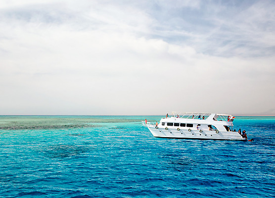 포토 JPG 해외이미지 구름 계절 바다 여행 하늘색 백그라운드 교통시설 자연 하늘 낚시 휴가 휴식 수영장 이집트 사람 풍경 사람없음 물 파란색 수영 보트 크루즈 휴양지 다이빙 암초 홍해 화창 수평선 해외202004 해외포토 자연요소 컬러 교통 컨셉 배_교통 아프리카 레저 날씨 장소 수상스포츠 시설 생태계 수중스포츠 파일형식 이미지허브