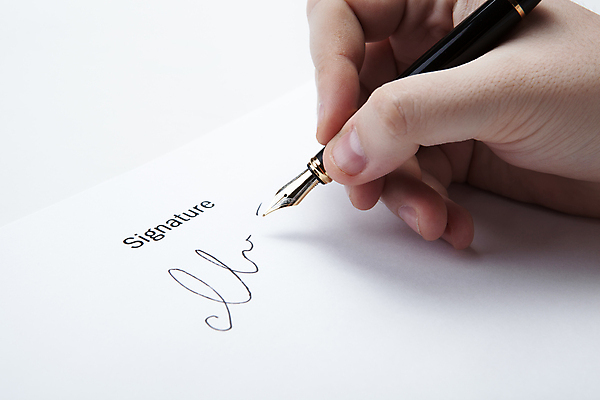 포토 JPG 해외이미지 직업 손 종이 비즈니스 텍스트 손가락 잉크 손바닥 사람 사람없음 신체부위 펜 만년필 거래 흰색 기록 업무 계획 배열 심볼 계약 확인 문서 약속 서명 해외202004 해외포토 컬러 컨셉 필기구 작업 파일형식 이미지허브