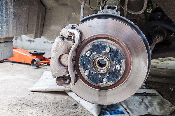 포토 JPG 해외이미지 부분 교통시설 자동차 안전 사람없음 금속 바퀴 변화 수리 브레이크 서비스 고정 유지 패드 교체 옛날 자동 철강 해외202004 해외포토 육상교통 교통 컨셉 재질 시설 파일형식 이미지허브