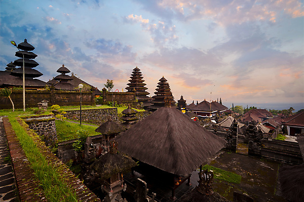포토 JPG 해외이미지 나무 구름 전통 아시아 종교 여행 건축양식 하늘 지붕 파노라마 동양인 인종 사람없음 건물 조각상 여행객 일출 탑 일몰 새벽 바위 사찰 역사 정상 발리 인도네시아 동쪽 사리탑 숭배 신앙심 옛날 힌두교 해외202004 해외포토 자연요소 식물 건축물 건축 나라 섬 종교건축 촬영기법 사람 조형물 노을 돌_바위 방향 파일형식 이미지허브