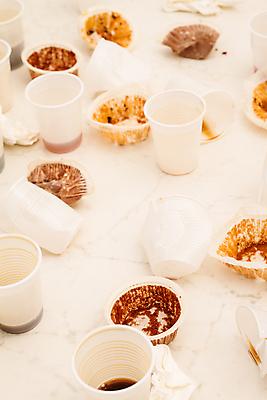 포토 JPG 해외이미지 행복 커피 음료 백그라운드 가사 탁자 디저트 주택 기념 손잡이 이벤트 사람없음 컵 파티 케이크 초콜릿 축제 축하 생일 날짜 분위기 차 달콤 쓰레기 폐기물 파편 일회용 플라스틱 청소 오브젝트 기회 토스트 먼지 종료 강렬 페스츄리 해외202004 해외포토 식기 기념일 감정 음식 빵 가구 컨셉 재질 건물 맛 파일형식 이미지허브