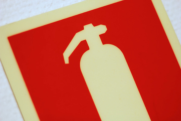 포토 JPG 해외이미지 불 경고 안전 사람없음 긴급 보호 위험 소방관 심볼 사인 보안 소화기 경고문 해외202004 해외포토 자연요소 컨셉 안전장비 구조원 소방 파일형식 이미지허브