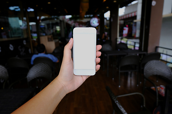 포토 JPG 해외이미지 손 실내 아웃포커스 신체부위 스마트폰 목업 해외202004 해외포토 촬영기법 사람 내부 핸드폰 스마트기기 파일형식 이미지허브
