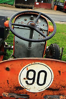 포토 JPG 해외이미지 산업 밭 농업 의자 교통시설 사람없음 야외 빨간색 농장 금속 기계 전시 장비 수확 골동품 시골 바퀴 역사 철 버리기 향수 묘사 부식 복고 과거 먼지 트랙터 엔진 모터 구식 그런지 디젤 밭일 옛날 철강 해외202004 해외포토 컬러 가구 교통 컨셉 모션 재질 화장품 농기계 시설 특수차량 파일형식 이미지허브