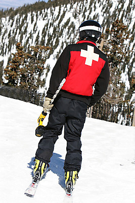 포토 JPG 해외이미지 남자 스포츠 겨울 스키 안전 경사 사람없음 냉동 추위 작업 도움 위험 예방 송곳 헬프 해외202004 해외포토 계절 컨셉 겨울스포츠 사람 파일형식 이미지허브
