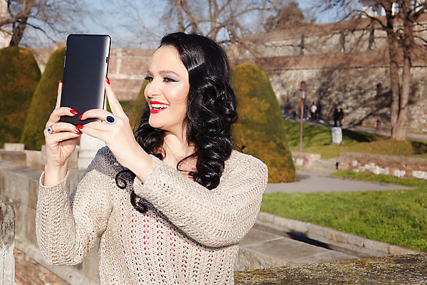 포토 JPG 해외이미지 백인 여자 행복 인터넷 통신 휴가 갈색머리 세포 기술 한명 사람 성인 스마트폰 컴퓨터 터치패드 알약 유행 여행객 디지털 터치 어플리케이션 연결 무선전화기 그림 전자 동영상 패드 셀프 소셜네트워크 해외202004 해외포토 서양인 1 헤어스타일 감정 전자제품 핸드폰 스마트기기 약 전화기 파일형식 이미지허브