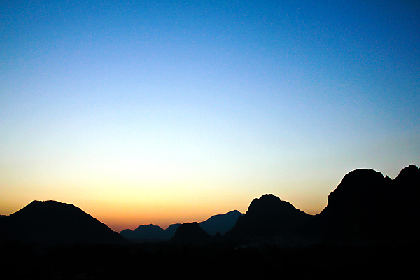 포토 JPG 해외이미지 실루엣 여행 백그라운드 오렌지 자연 하늘 산 풍경 사람없음 여름 빛 햇빛 노란색 일출 환경 황혼 일몰 새벽 저녁 언덕 장면 내추럴 해외202004 해외포토 자연요소 계절 컬러 과일 촬영기법 태양 노을 야간 생태계 파일형식 이미지허브
