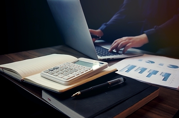 포토 JPG 해외이미지 직업 손 여자 종이 백그라운드 컨셉 비즈니스 탁자 성공 설계 직장 사람 사람없음 금융 경제 노트북 컴퓨터 사무실 펜 자료 계산기 흰색 업무 비즈니스맨 계획 책상 분석 보고서 문서 투자 회계 경영 세금 회계사 해외202004 해외포토 남자 컬러 가구 회사 문구용품 신체부위 전자제품 필기구 장비 작업 직장인 파일형식 이미지허브