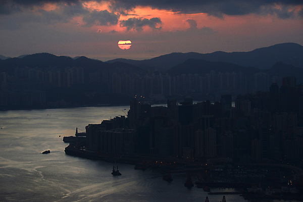포토 JPG 해외이미지 아시아 섬 비즈니스 건축양식 하늘 아침 산 풍경 사람없음 건물 금융 도시풍경 태양 일출 항구 고층빌딩 중국 새벽 도시 도심 장면 홍콩 스카이라인 절정 해외202004 해외포토 주간 자연요소 건축물 건축 나라 교통시설 빌딩 경제 노을 파일형식 이미지허브