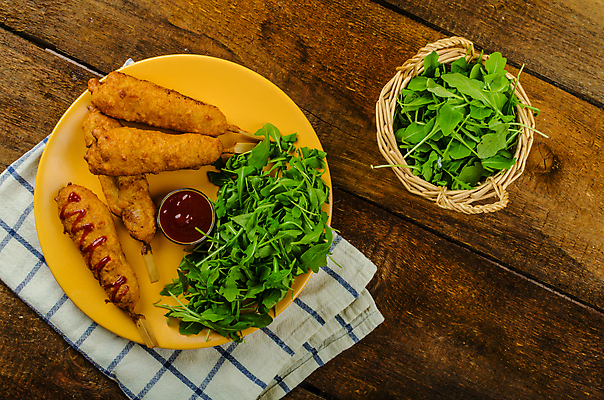 포토 JPG 해외이미지 접시 실내 사람없음 하이앵글 바구니 샐러드 케첩 종지 핫도그 루꼴라 맛있는 나무배경 해외202004 해외포토 그릇 식기 음식 뷰포인트 백그라운드 채소 패스트푸드 내부 소스_음식 파일형식 이미지허브