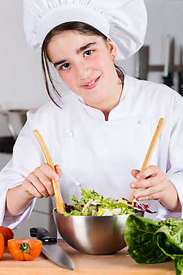 포토 JPG 해외이미지 여자 행복 얼굴 어린이 음식 유니폼 토마토 탁자 갈색머리 요리 한명 세로 주방 식당 요리사 버섯 기쁨 샐러드 사발 칼 상추 준비 해외202004 해외포토 직업 1 헤어스타일 옷 감정 가구 채소 사람 신체부위 상점 사기그릇 파일형식 이미지허브