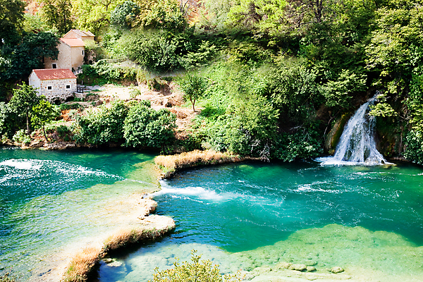 포토 JPG 해외이미지 나무 식물 공원 호수 야생동물 여행 잎 자연 표면 휴가 국립공원 풍경 사람없음 초록색 물 여름 빛 강 햇빛 반사 계곡 수영 산책 폭포 하이킹 나뭇가지 황무지 숲 시골집 크로아티아 유지 판잣집 해외202004 해외포토 자연요소 동물 계절 공공시설 유럽 컬러 레저 휴식 주택 태양 수상스포츠 생태계 파일형식 이미지허브