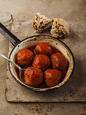 포토 JPG 해외이미지 빵 사람없음 숟가락 뜨거움 냄비 미트볼 토마토소스 해외202004 해외포토 음식 수저 소스_음식 솥 파일형식 이미지허브