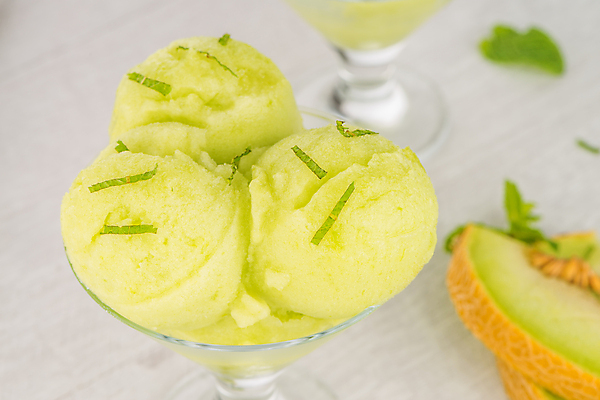 포토 JPG 해외이미지 아이스크림 잔 실내 사람없음 아웃포커스 달콤 멜론 흰배경 담기 슬라이스 해외202004 해외포토 식기 백그라운드 과일 모션 디저트 촬영기법 내부 흰색 맛 파일형식 이미지허브