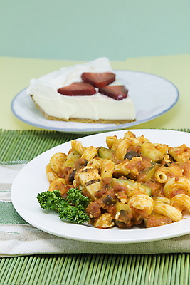 포토 JPG 해외이미지 접시 음식 채소 파스타 육류 요리 사람없음 초록색 노란색 식사 저녁식사 치킨 이탈리아 고명 펜네 해외202004 해외포토 식기 유럽 컬러 식재료 서양음식 닭고기요리 파일형식 이미지허브