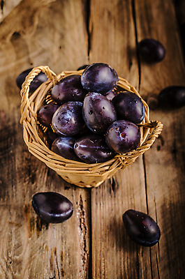 포토 JPG 해외이미지 실내 사람없음 바구니 담기 서양자두 나무배경 해외202004 해외포토 백그라운드 모션 내부 파일형식 이미지허브