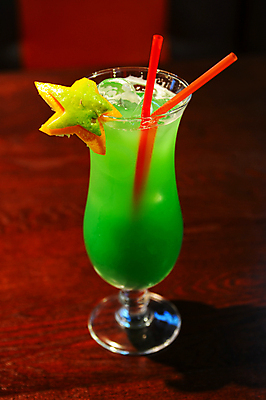 포토 JPG 해외이미지 별 실내 빨대 그림자 사람없음 장식 초록색 칵테일 칵테일잔 귤껍질 나무탁자 해외202004 해외포토 자연요소 컬러 술잔 탁자 귤 주류 내부 껍질 파일형식 이미지허브