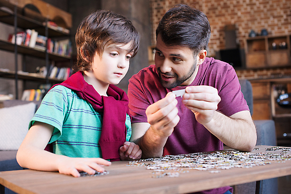 포토 JPG 해외이미지 백인 유럽 아들 초등학생 어린이 가족 관계 놀이 주택 함께함 사람 소년 성인 두명 부모 퍼즐 아빠 해외202004 해외포토 서양인 학생 남자 나라 컨셉 건물 파일형식 이미지허브