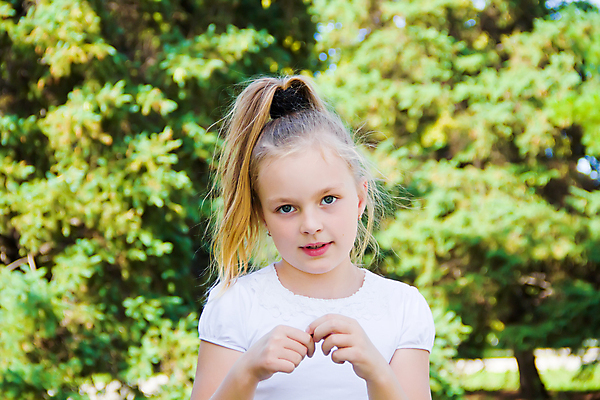 포토 JPG 해외이미지 백인 여학생 유럽 어린이 한명 파란색 금발 흰색 9 8 6 7 해외202004 해외포토 서양인 1 학생 헤어스타일 여자 나라 컬러 사람 숫자 파일형식 이미지허브