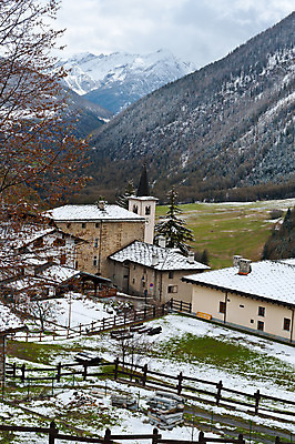 포토 JPG 해외이미지 식물 구름 유럽 도로 여행 밭 자연 하늘 산 주택 풍경 사람없음 야외 초록색 농가 농장 교회 정원 골짜기 계곡 봄 이탈리아 안개 바위 시골 숲 언덕 빙하 알프스 전나무 통과 절정 가문비나무 해외202004 해외포토 자연요소 나무 계절 나라 길 컬러 농업 종교건축 교통시설 날씨 건물 돌_바위 생태계 파일형식 이미지허브