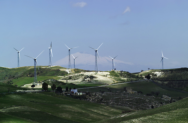 포토 JPG 해외이미지 날개 자연 하늘 바람 풍경 사람없음 초록색 파란색 환경 탑 금속 발전기 에너지 선택 목표 언덕 옵션 역동적 프로펠러 순환 태양에너지 내추럴 지원 해외202004 해외포토 자연요소 건축물 컬러 컨셉 모션 재질 날씨 발전소 그린에너지 생태계 파일형식 이미지허브