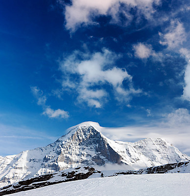 포토 JPG 해외이미지 구름 유럽 얼굴 겨울 자연 하늘 스키 산 주택 그림자 풍경 경사 사람없음 야외 목재 파란색 햇빛 우주 얼음 추위 흰색 스위스 빙하 알프스 지역 절정 해외202004 해외포토 자연요소 나무 계절 나라 컬러 재료 겨울스포츠 건물 신체부위 태양 생태계 파일형식 이미지허브