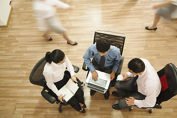 포토 JPG 해외이미지 전신 여자 회사 비즈니스 무선통신 실내 서기 앉기 20대 가로 세명 노트북 컬러풀 사무실 공책 중국 희망 비즈니스맨 비즈니스우먼 결합 동료 베이징 통일 브레인스토밍 해외202004 해외포토 남자 감정 아시아 컬러 통신 관계 모션 문구용품 사람 청년 내부 전자제품 직장인 파일형식 이미지허브